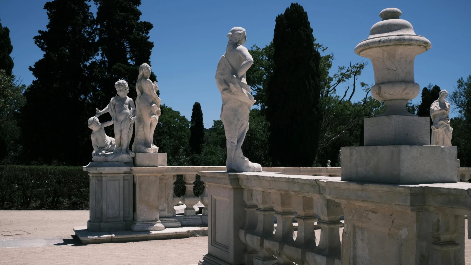Achilleion-Palast Korfu Garten und Kolonnade von einer Mietwagen-Rundfahrt aus gesehen