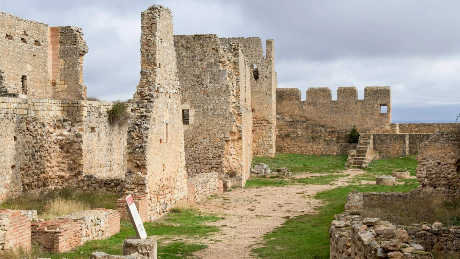 Hrad Kassiopi na severním pobřeží Korfu dosažený autem z půjčovny